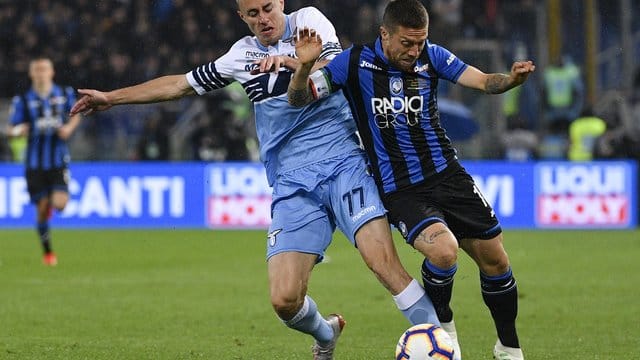 Alejandro Gomez (r) von Atalanta und Adam Marusic beim Zweikampf. Alejandro Gomez (r) von Atalanta und Adam Marusic beim Zweikampf.