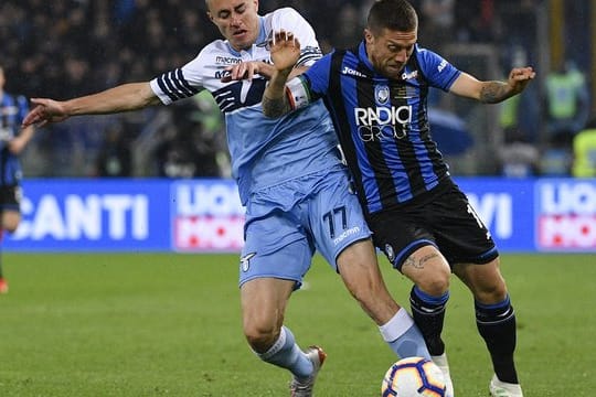 Alejandro Gomez (r) von Atalanta und Adam Marusic beim Zweikampf.