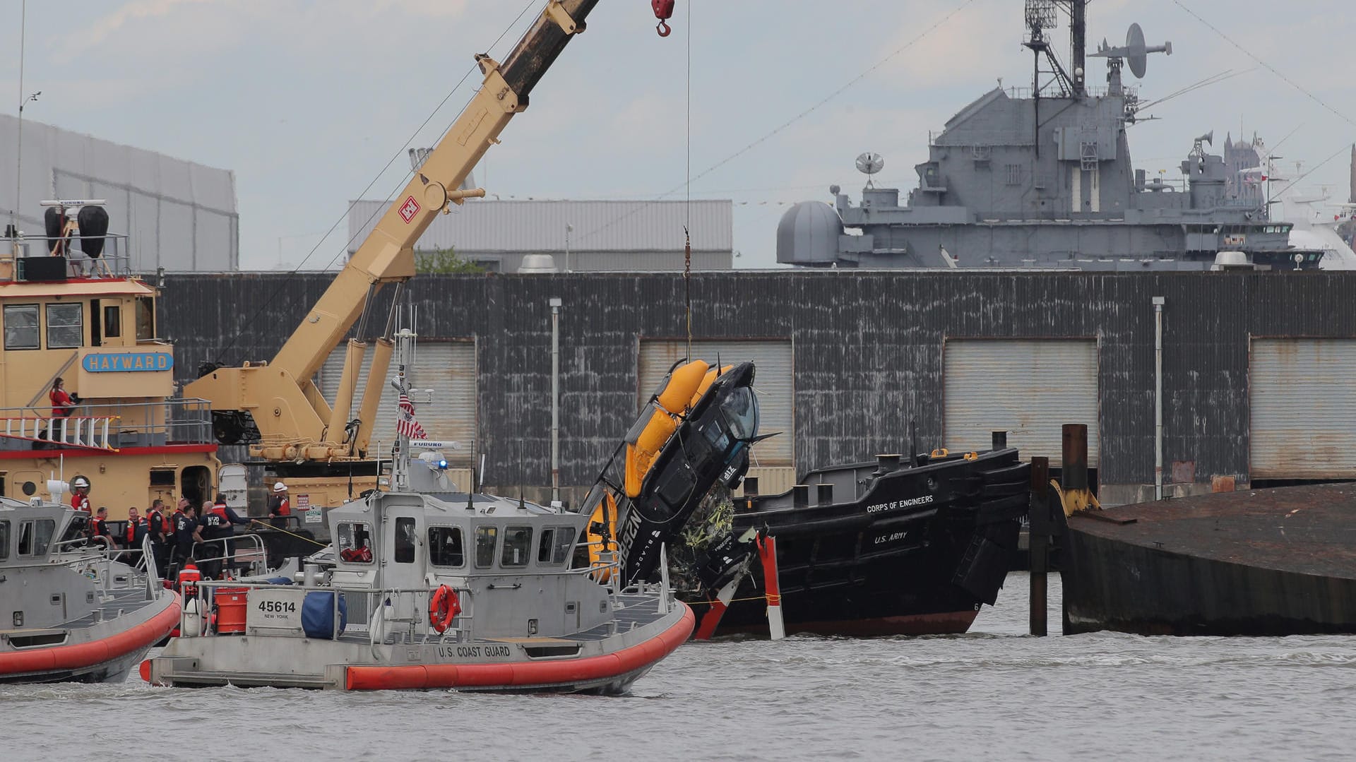 Der verunglückte Hubschrauber wird mit einem Kran aus dem Hudson River gehoben: Der Pilot hat den Absturz überlebt.