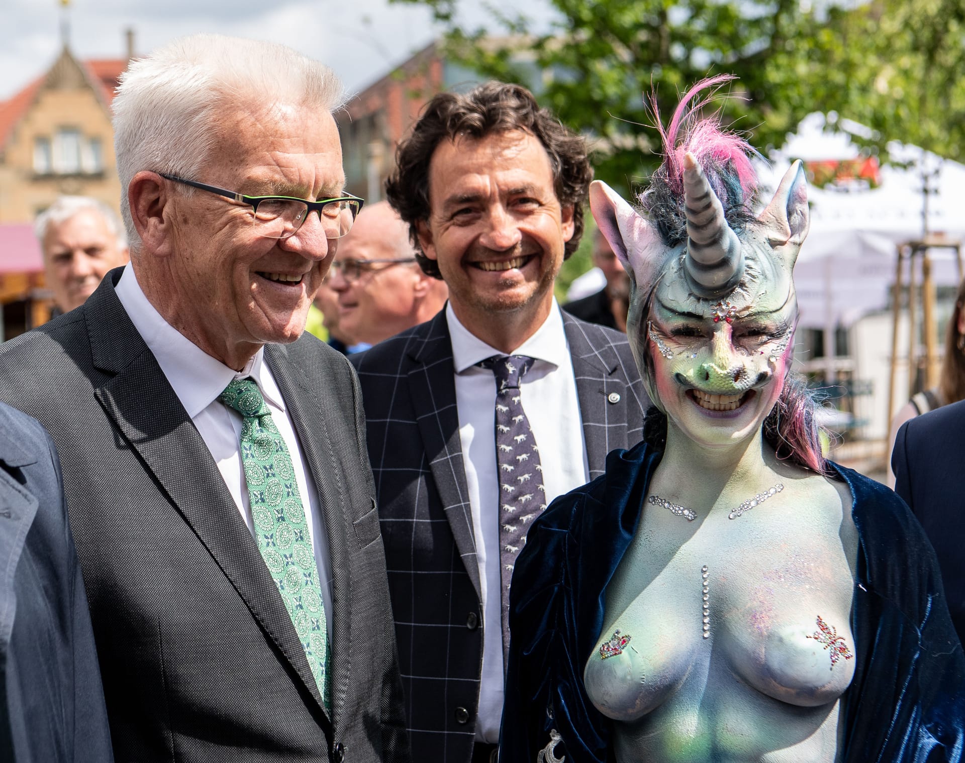 Winfried Kretschmann und Stadträtin Cynthia Schneider: Der Ministerpräsident von Baden-Württemberg kann die Aufregung um die Einhorn-Kostümierung nicht verstehen.