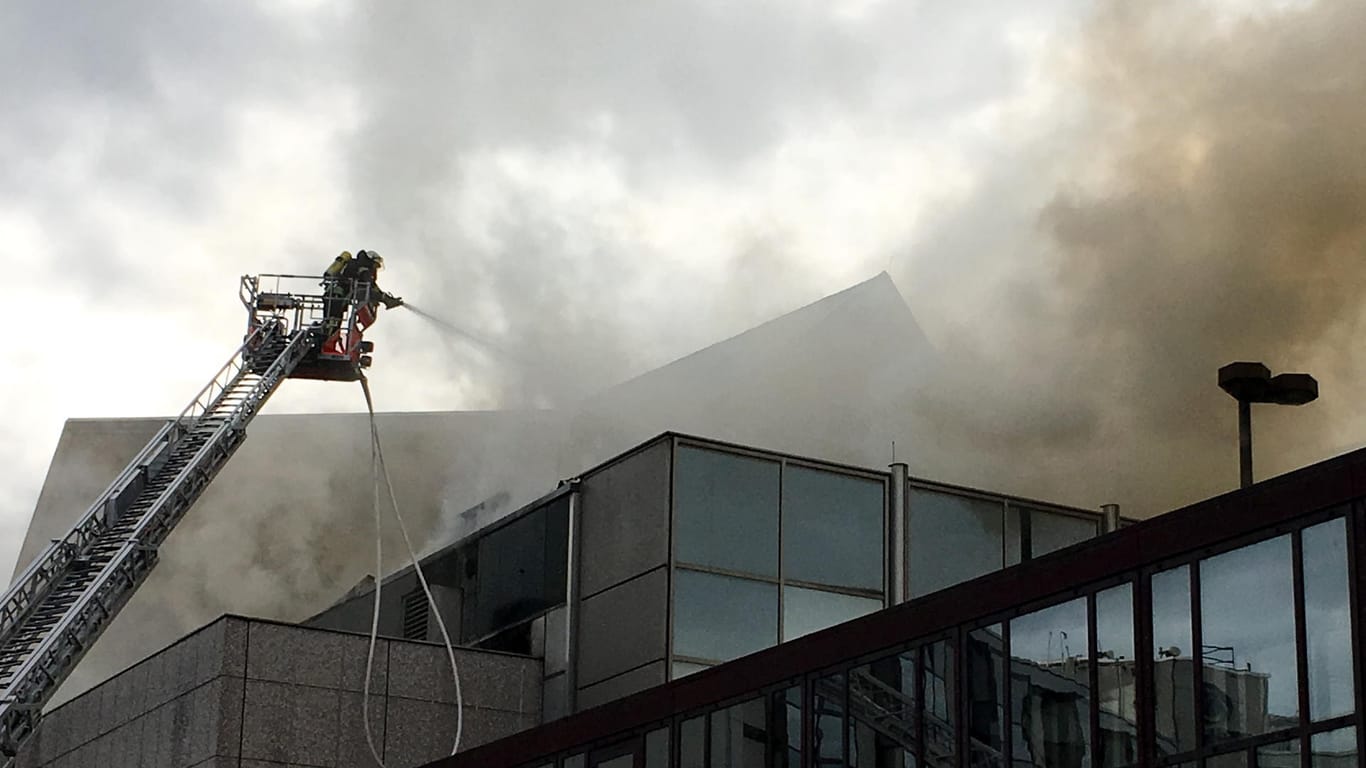 Die Feuerwehr versucht ein Feuer zu löschen, das in der Rheingoldhalle ausgebrochen war.
