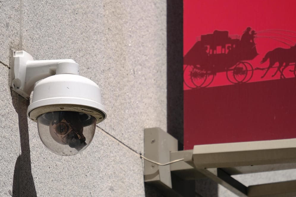 Eine Überwachungskamera (Symbolbild): San Francisco untersagt als erste Stadt in den USA Gesichtserkennung.