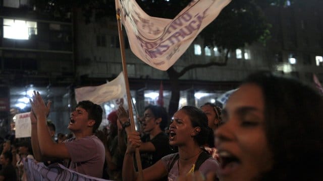 Demonstranten protestieren in Rio de Janeiro gegen die geplanten Einschnitte der Regierung in der Bildung. Demonstranten protestieren in Rio de Janeiro gegen die geplanten Einschnitte der Regierung in der Bildung.