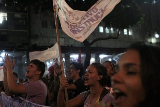 Demonstranten protestieren in Rio de Janeiro gegen die geplanten Einschnitte der Regierung in der Bildung.