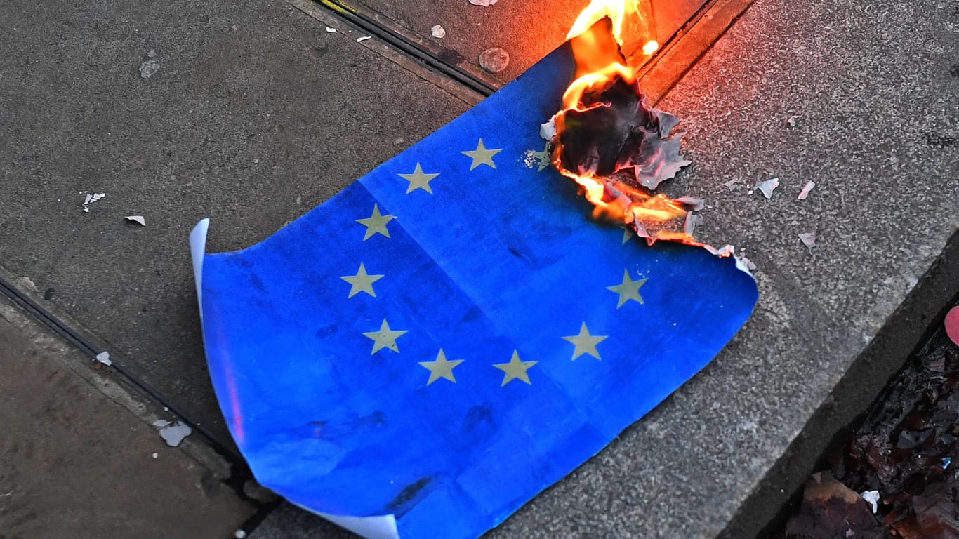 Brennende EU-Flagge bei einer Pro-Brexit-Demonstration in London: Eine Mehrheit der Europäer blickt skeptisch in die Zukunft der Europäischen Union.