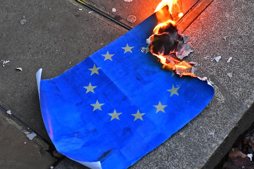 Brennende EU-Flagge bei einer Pro-Brexit-Demonstration in London: Eine Mehrheit der Europäer blickt skeptisch in die Zukunft der Europäischen Union.