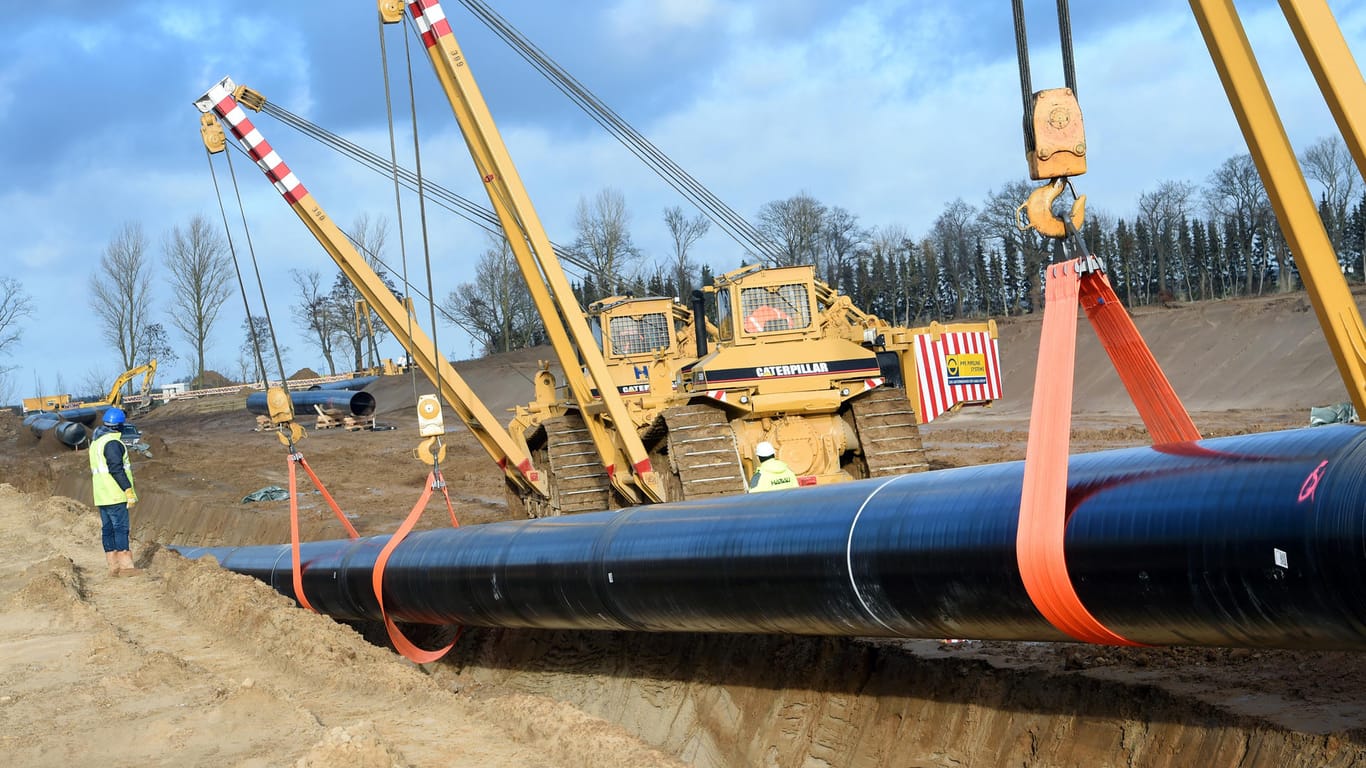 Ein Pipeline-Stück der Erdgaspipeline Eugal: Aktivisten sind in die Rohre geklettert.