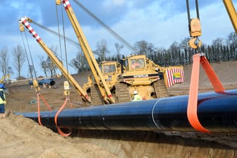 Ein Pipeline-Stück der Erdgaspipeline Eugal: Aktivisten sind in die Rohre geklettert.