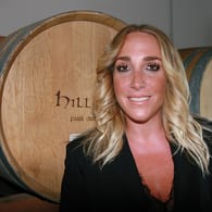 Michaela Habbel steht vor Whiskyfässern ihrer Brennerei: "Uralter Whisky" der Habbel'schen Destille wurde auf internationalen Messen ausgezeichnet.