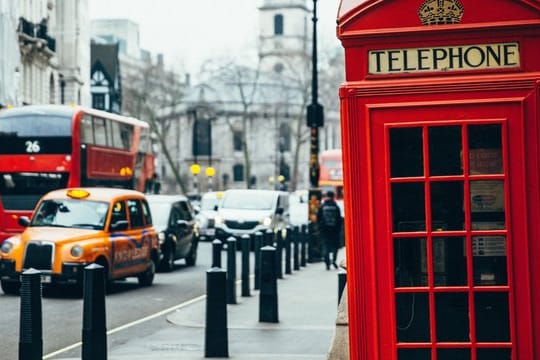 Very British: Dem Inselvolk werden viele Eigenarten nachgesagt - Autofahrer müssen sich auf jeden Fall auf den Linksverkehr einstellen.