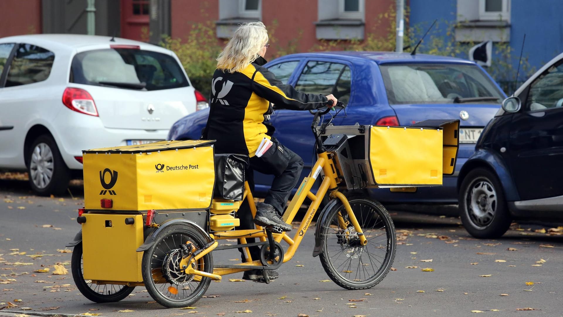 Postbotin bei der Arbeit: Viele Kunden sind mit den Leistungen der Deutschen Post unzufrieden.