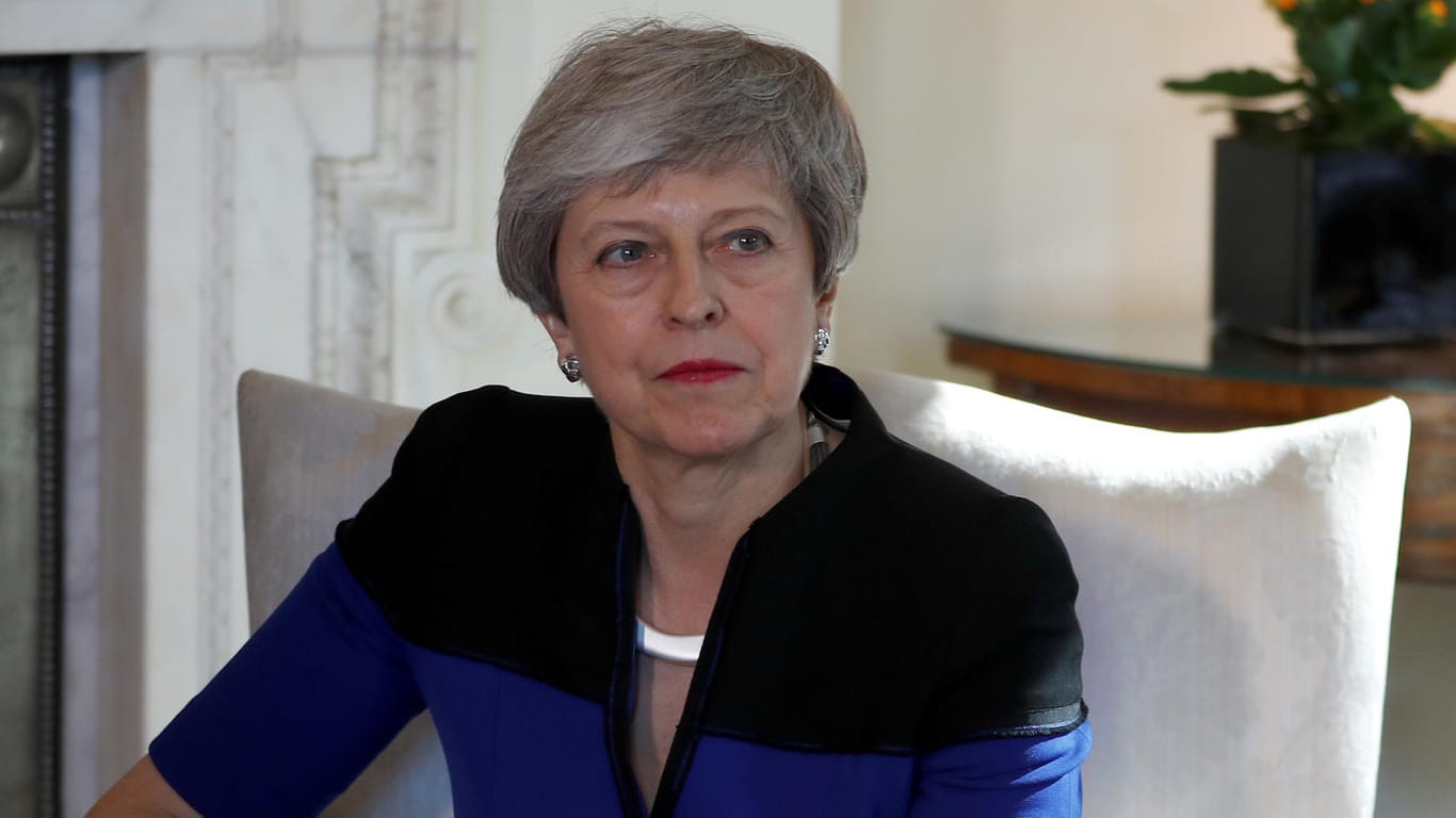 Theresa May in der Downing Street: Es sieht nicht so aus, als könne sich die Premierministerin noch lange im Amt halten.