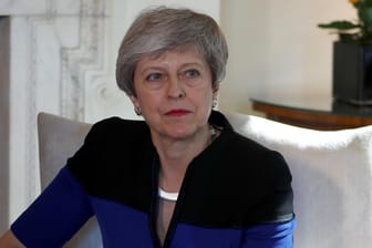 Theresa May in der Downing Street: Es sieht nicht so aus, als könne sich die Premierministerin noch lange im Amt halten.