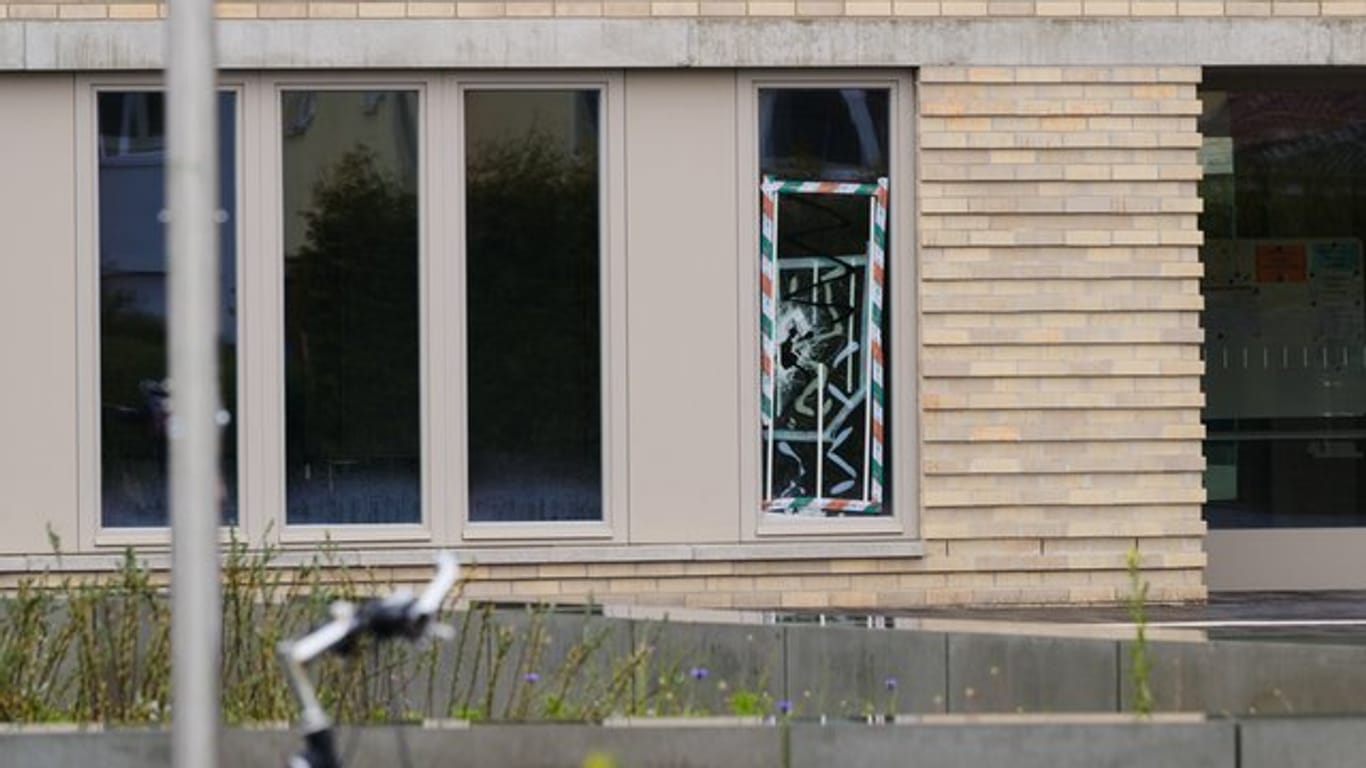 Zerstörte Scheibe eines Außenfensters der Grundschule.