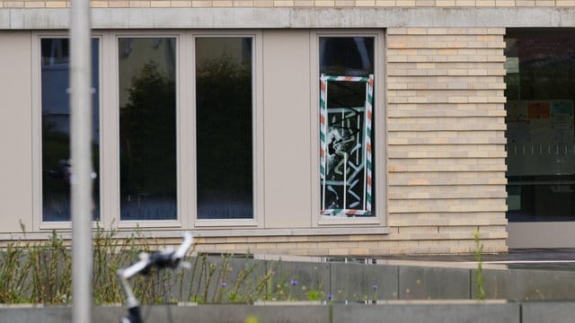 Zerstörte Scheibe eines Außenfensters der Grundschule.