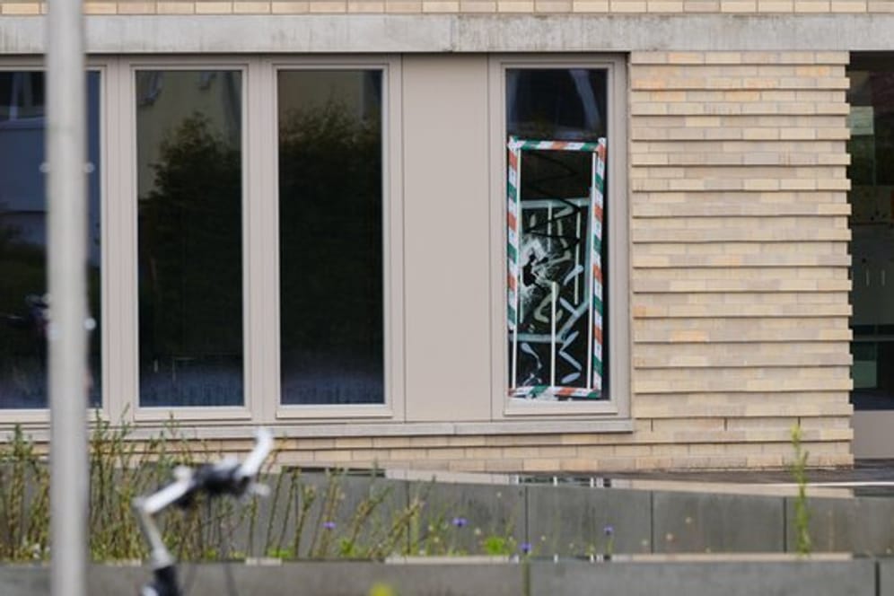 Zerstörte Scheibe eines Außenfensters der Grundschule.