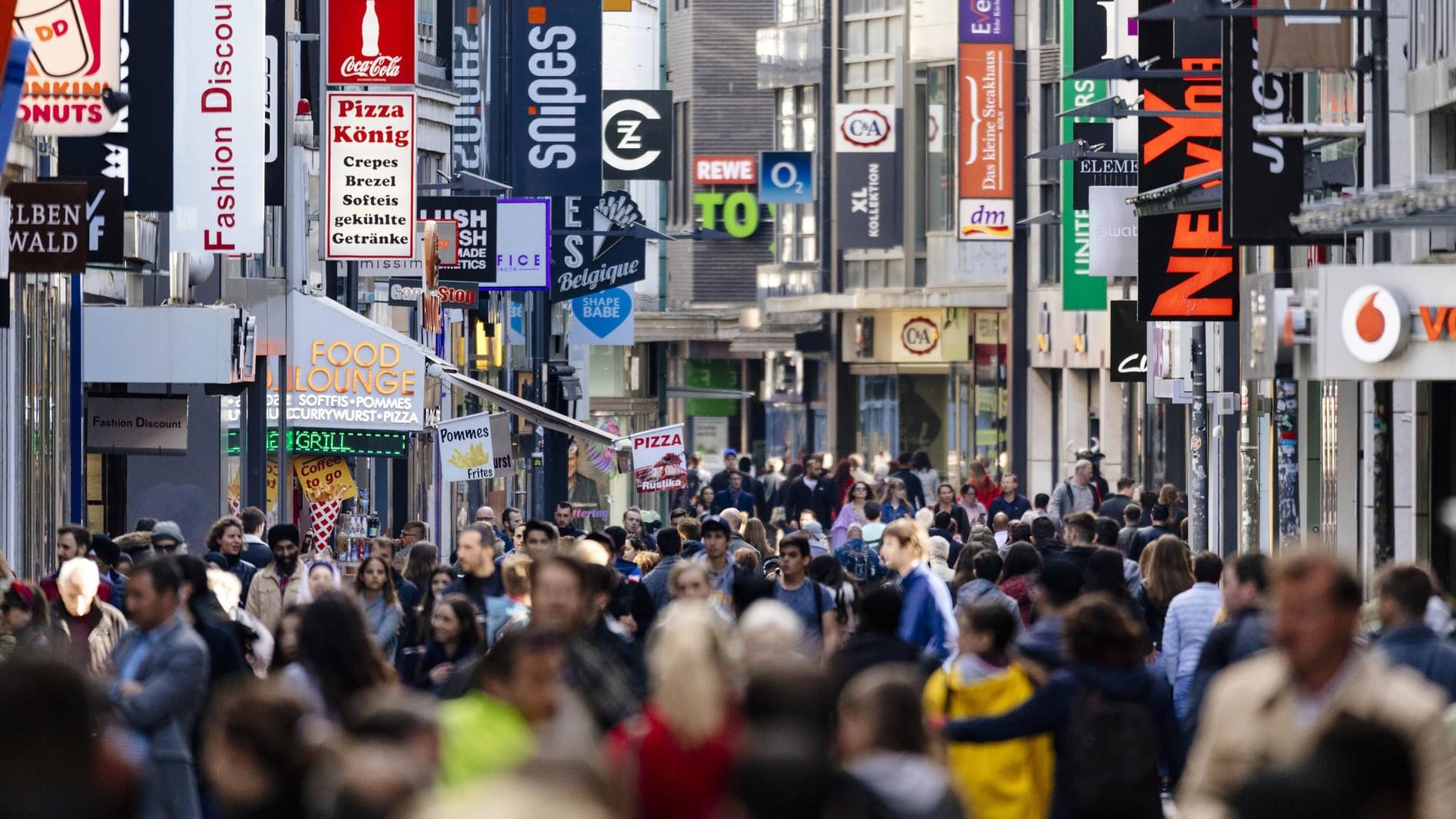 Passanten auf der Hohe Straße in Köln: Ein Jahr nach der Einführung der Datenschutzgrundverordnung herrscht immer noch Verunsicherung.