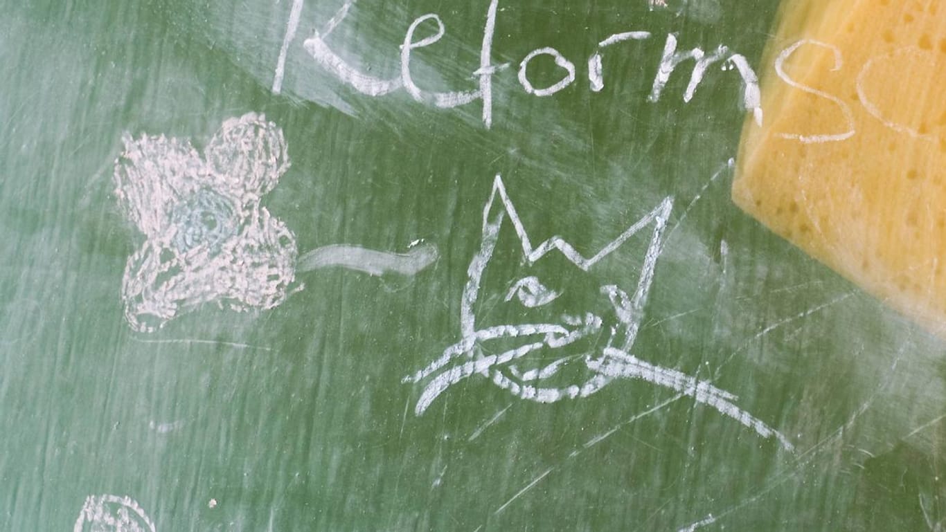 Gekritzelte Katze: In digitalen Klassenzimmern könnten Tafeln und Tafelkreiden bald verschwinden.
