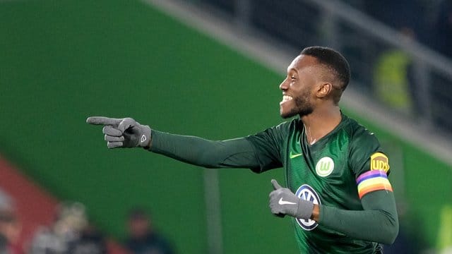 Wolfsburgs Kapitän Josuha Guilavogui will den VfL aus der Fankurve anfeuern. Wolfsburgs Kapitän Josuha Guilavogui will den VfL aus der Fankurve anfeuern.