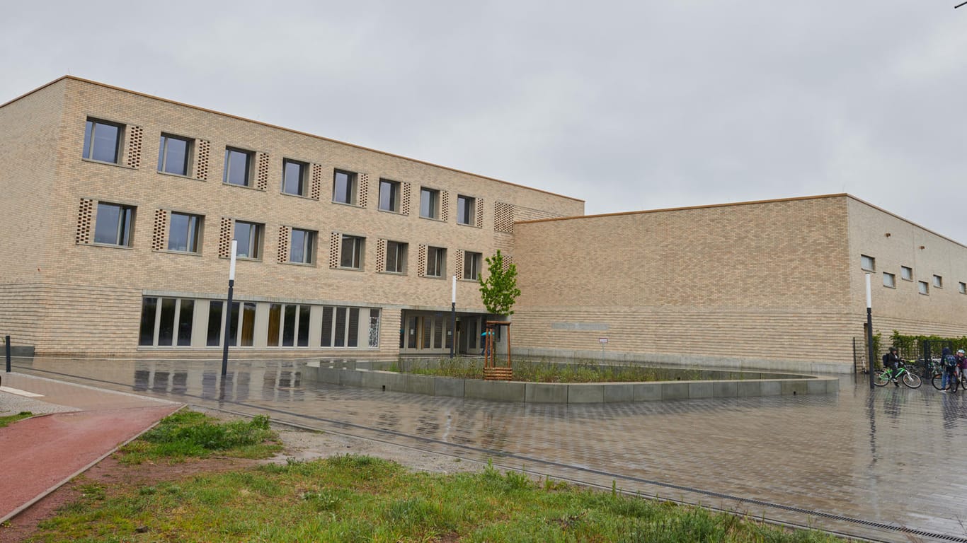 Die Grundschule am Fuchsberg: Unbekannte haben ein Kunst-Vogelnest aus Gold aus der Schule in Berlin-Biesdorf gestohlen.