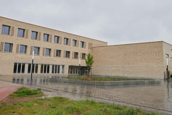 Die Grundschule am Fuchsberg: Unbekannte haben ein Kunst-Vogelnest aus Gold aus der Schule in Berlin-Biesdorf gestohlen.