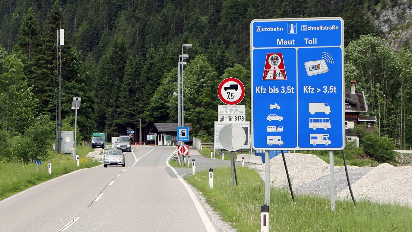 Der Grenzübergang zwischen Deutschland und Österreich in der Nähe von Griesen: Diesen Weg müssen momentan Menschen, die von Garmisch-Partenkirchen nach Griesen wollen, passieren – und eine 80 Kilometer lange Umleitung hinter sich bringen.