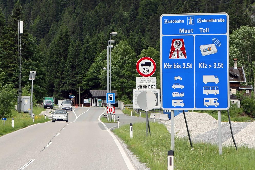 Der Grenzübergang zwischen Deutschland und Österreich in der Nähe von Griesen: Diesen Weg müssen momentan Menschen, die von Garmisch-Partenkirchen nach Griesen wollen, passieren – und eine 80 Kilometer lange Umleitung hinter sich bringen.