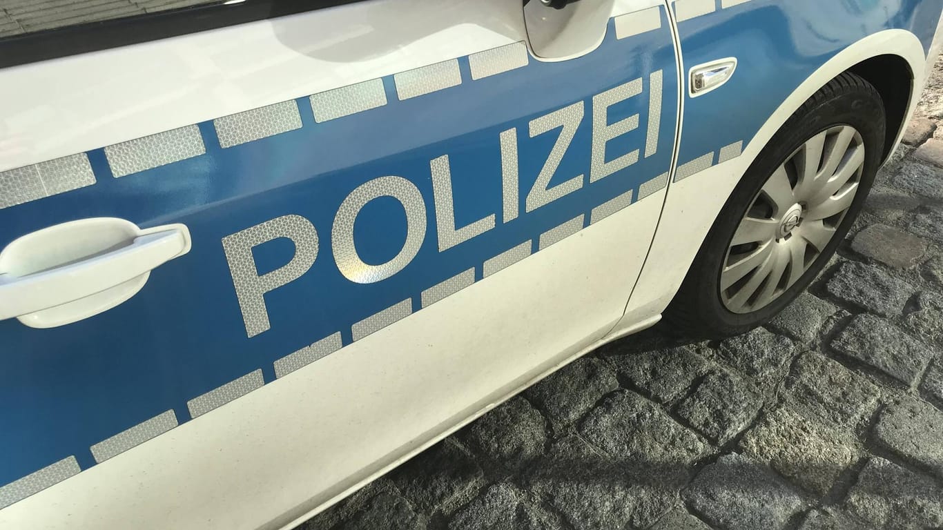 Polizeiwagen im Einsatz (Symbolbild): Die Polizei hat das Luftgewehr des alkoholisierten Tatverdächtigen beschlagnahmt.