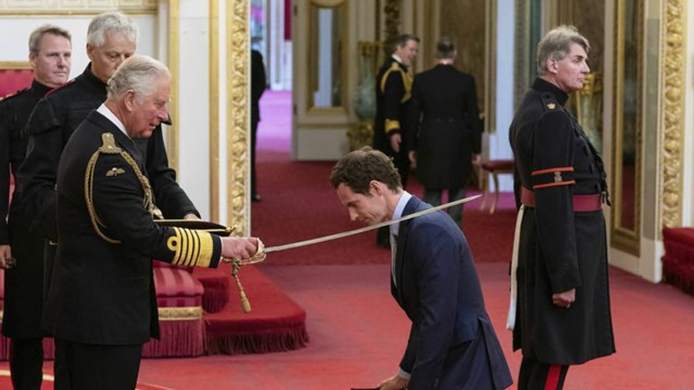 Prinz Charles verleiht Andy Murray die Ritterwürde.