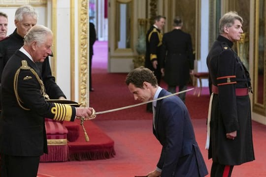 Prinz Charles verleiht Andy Murray die Ritterwürde.