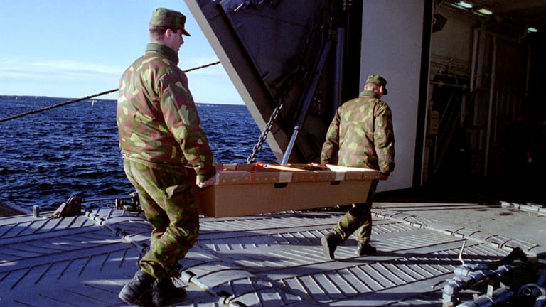 Finnische Soldaten tragen den Sarg eines "Estonia"-Passagiers: Nur wenige der Menschen an Bord überlebten.