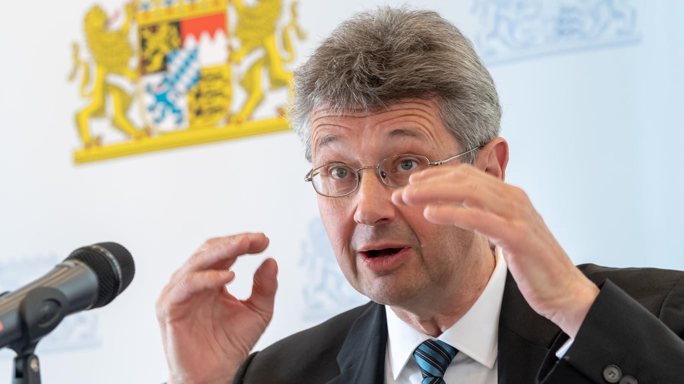 Bayerns Kultusminister Piazolo: Die Mathe-Aufgaben seien fachlich einwandfrei und lehrplankonform.