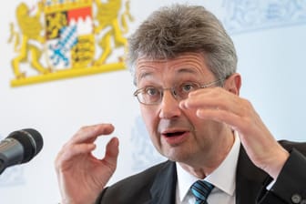 Bayerns Kultusminister Piazolo: Die Mathe-Aufgaben seien fachlich einwandfrei und lehrplankonform.