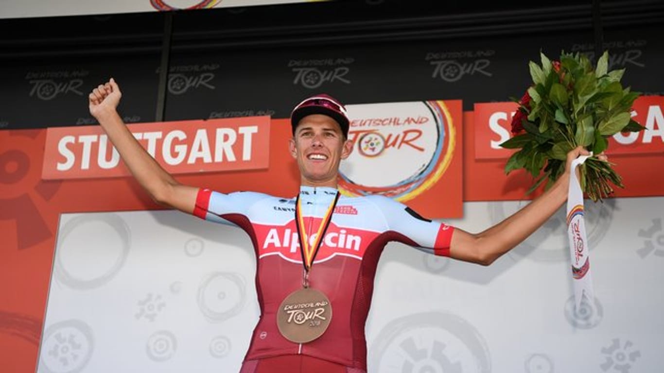 Nils Politt feiert in Stuttgart seinen Sieg auf der Schlussetappe der Deutschland Tour 2018.