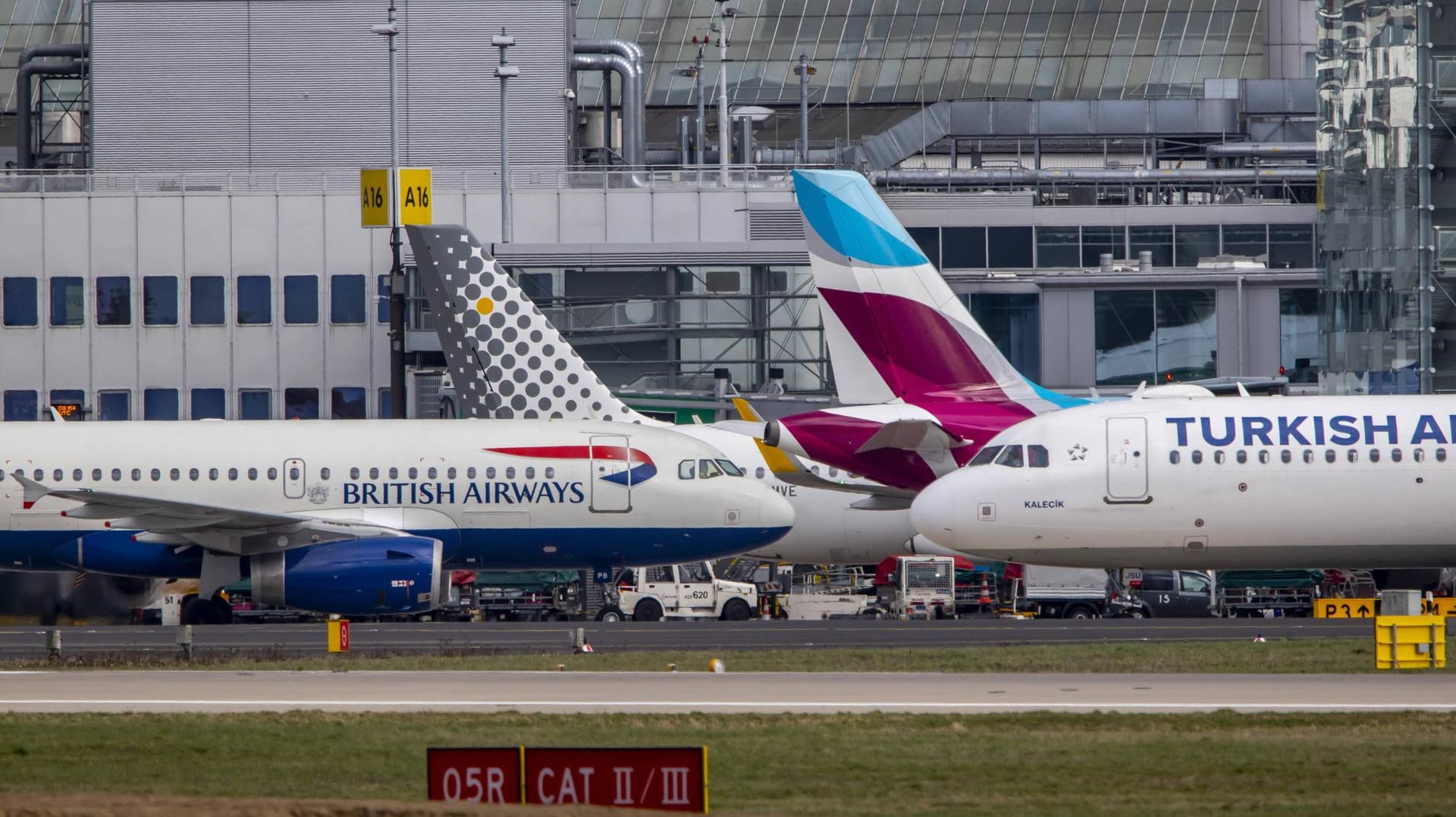 Flugzeuge am Flughafen Düsseldorf: Europaweit ist Lufthansa auf Platz zehn der besten Fluglinien.