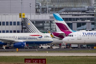 Flugzeuge am Flughafen Düsseldorf: Europaweit ist Lufthansa auf Platz zehn der besten Fluglinien.
