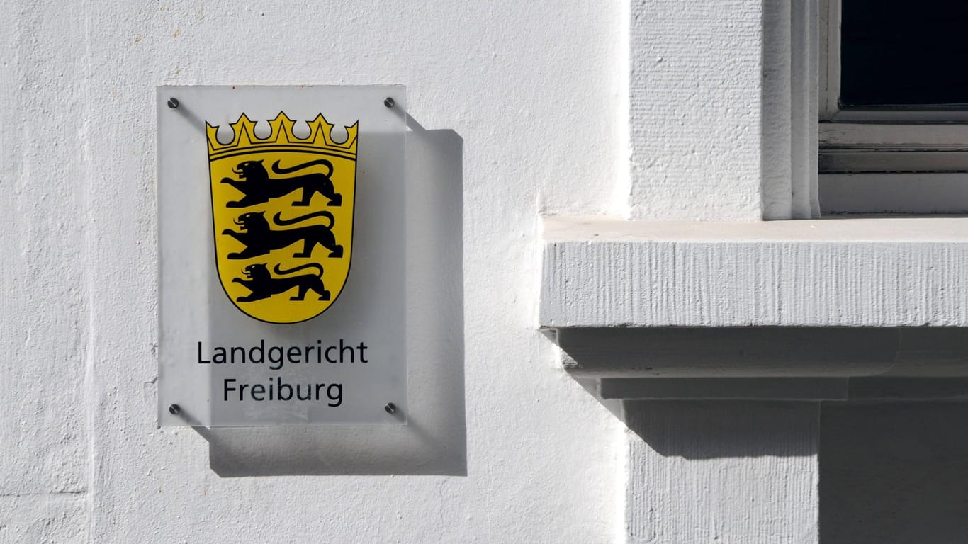 Landgericht Freiburg: Dem zur Tatzeit noch Heranwachsenden werden Vergewaltigung und unterlassene Hilfeleistung zur Last gelegt.
