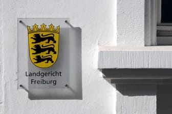 Landgericht Freiburg: Dem zur Tatzeit noch Heranwachsenden werden Vergewaltigung und unterlassene Hilfeleistung zur Last gelegt.
