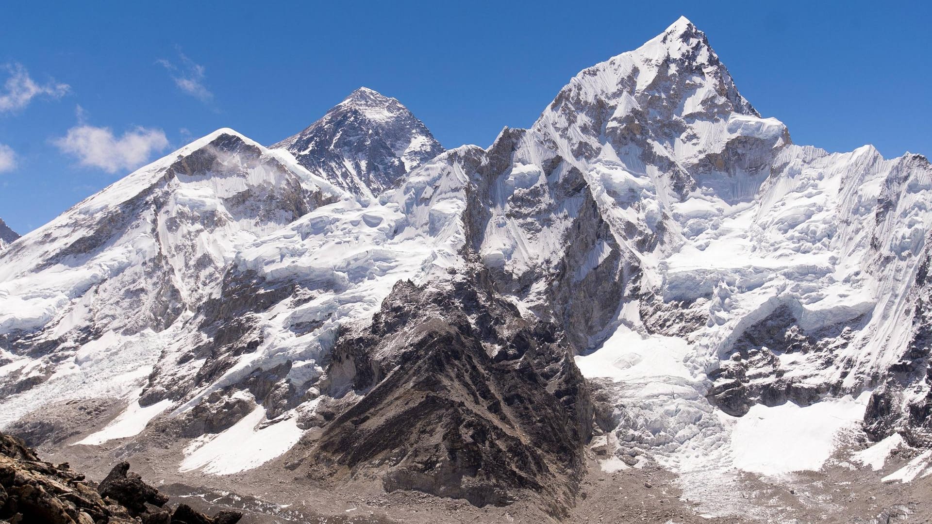 Der Mount Everest (8.848 m) und Nuptse (7.861 m) vom Kala Patthar aus gesehen: Als Todesursache der beiden Bergsteiger wird Höhenkrankheit vermutet.