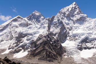 Der Mount Everest (8.848 m) und Nuptse (7.861 m) vom Kala Patthar aus gesehen: Als Todesursache der beiden Bergsteiger wird Höhenkrankheit vermutet.