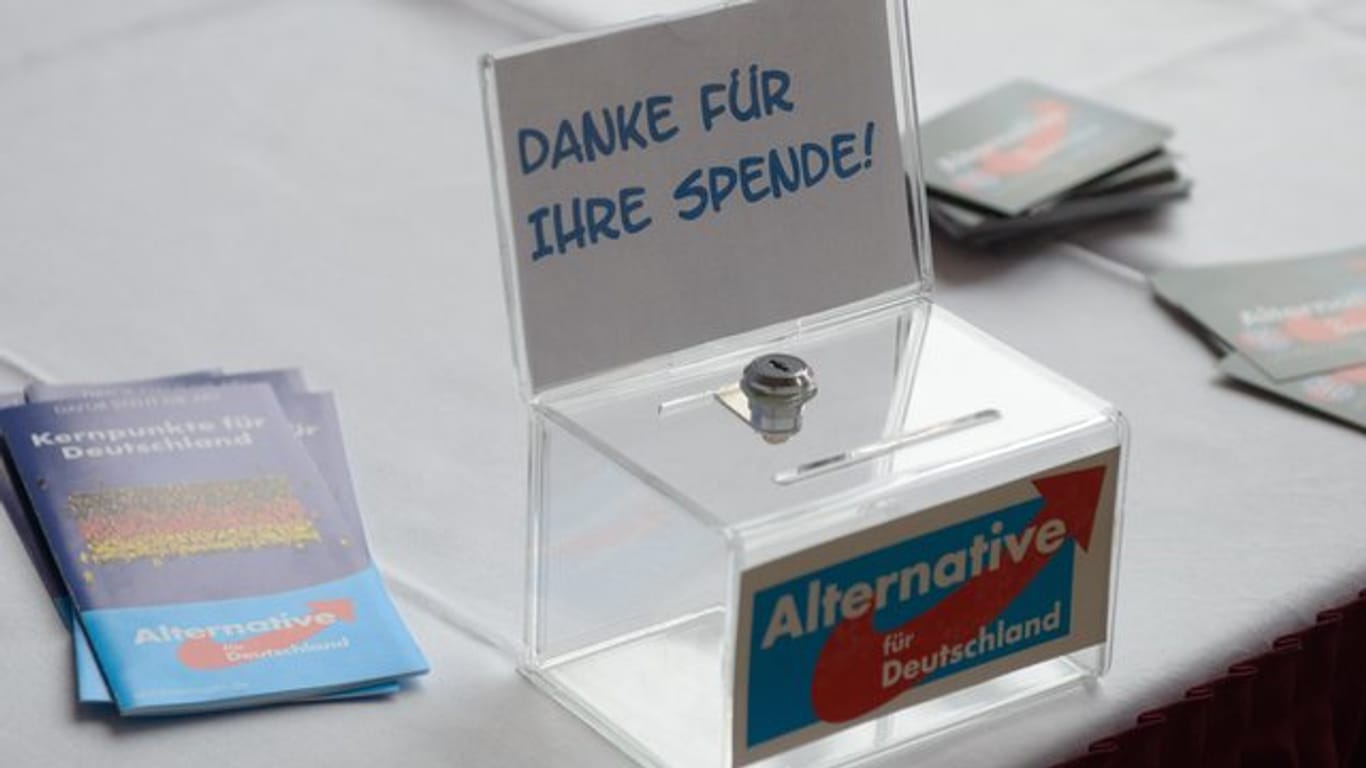 Die Bundestagsverwaltung setzte Strafzahlungen in Höhe von über 400.