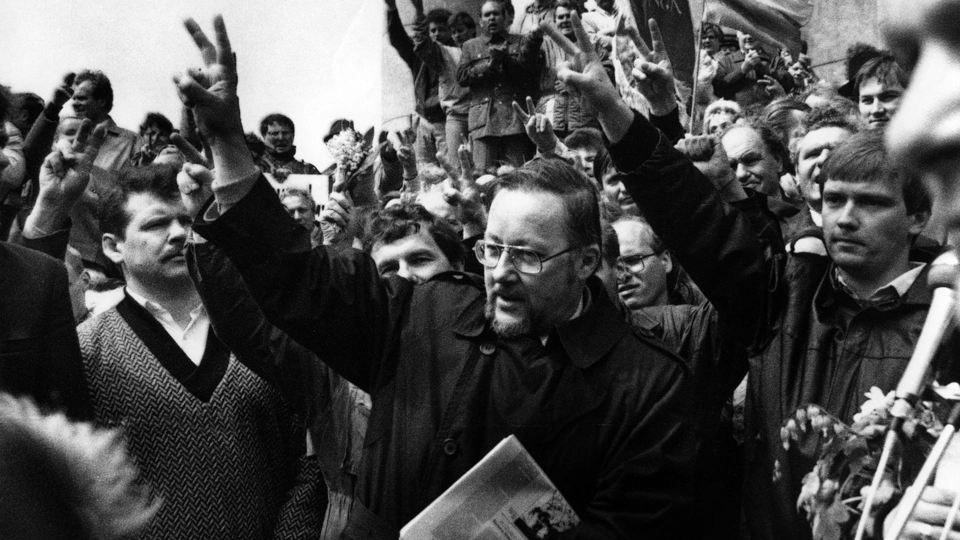 Präsident Vytautas Landsbergis 1990 inmitten einer Demo für die Unabhängigkeit Litauens: "Wir können einen Angriff auf das Baltikum erwarten."