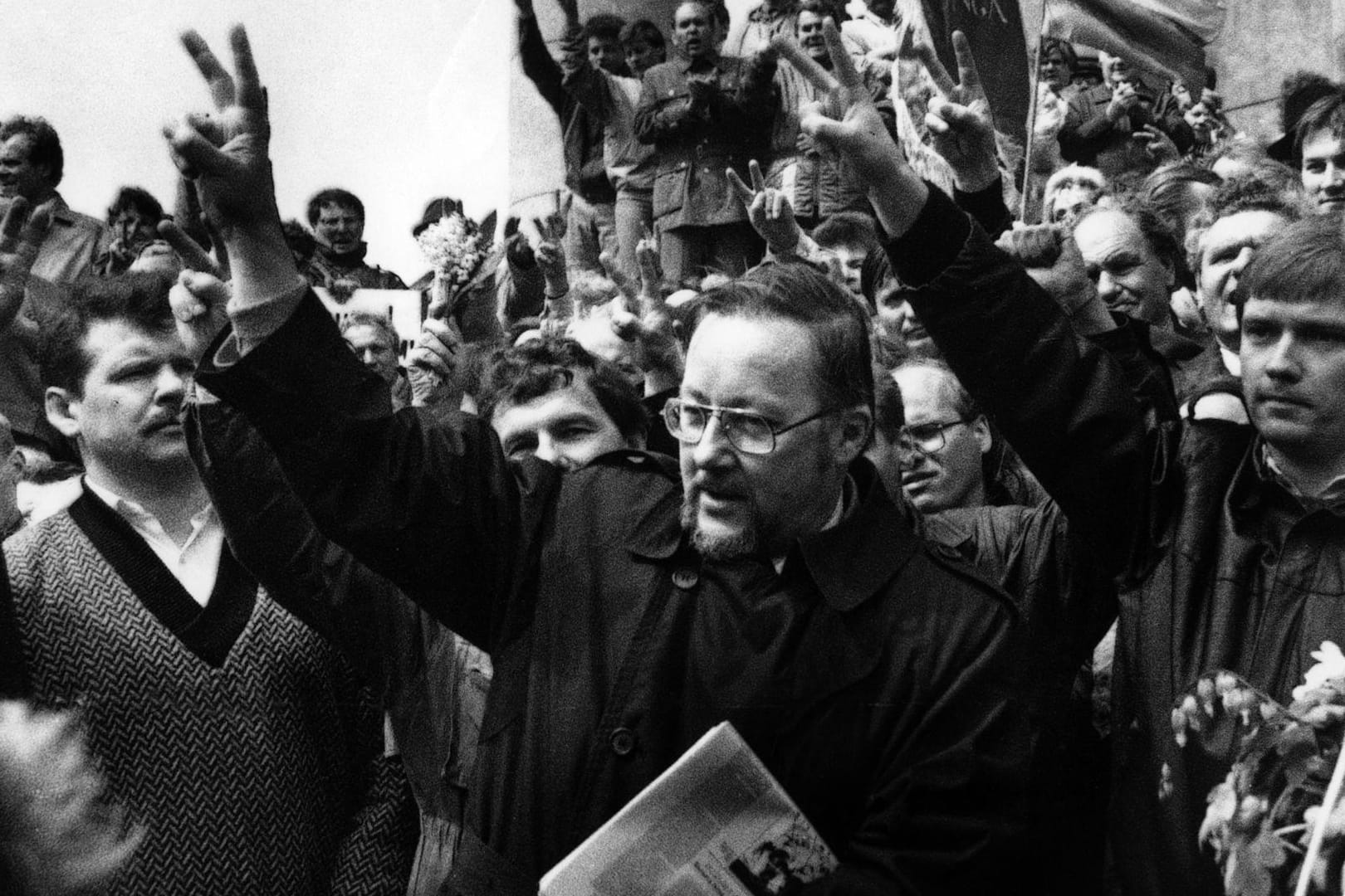 Präsident Vytautas Landsbergis 1990 inmitten einer Demo für die Unabhängigkeit Litauens: "Wir können einen Angriff auf das Baltikum erwarten."