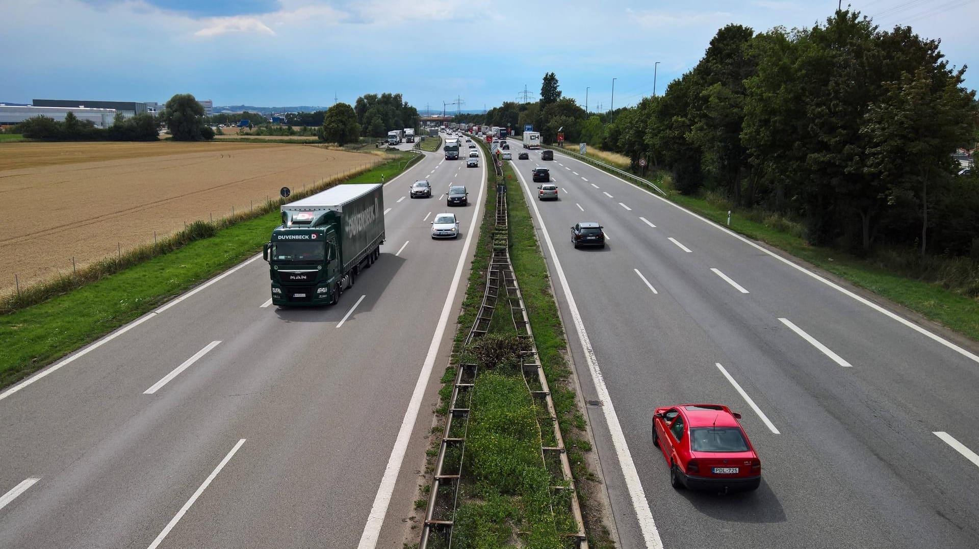 A3 bei Passau (Archivbild): Auf der Autobahn ist ein Transporter mit Gefahrgut verunglückt.