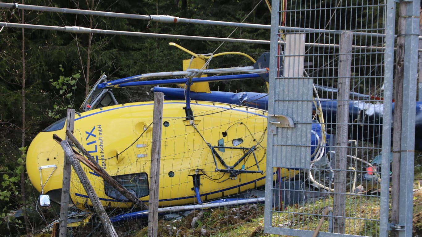 Der zerstörter Hubschrauber liegt an der Unfallstelle: Der Lastenhubschrauber war im Rahmen von Bauarbeiten an der Oberstdorfer Skiflugschanze im Einsatz.