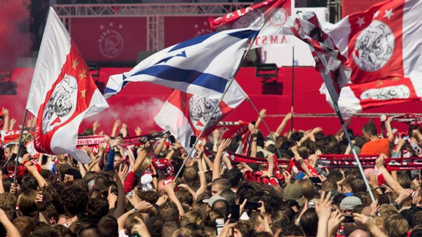 Die Ajax-Fans feiern zahlreich den Meistertitel ihrer Mannschaft.