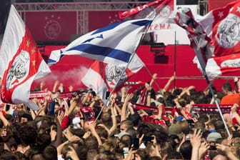 Die Ajax-Fans feiern zahlreich den Meistertitel ihrer Mannschaft.