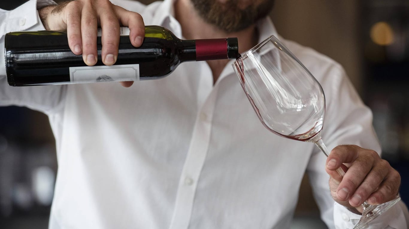 Ein Mann gießt Rotwein in ein Glas (Symbolbild): Die Besucher haben eigentlich nur einen Bordeaux für 260 Pfund bestellt.