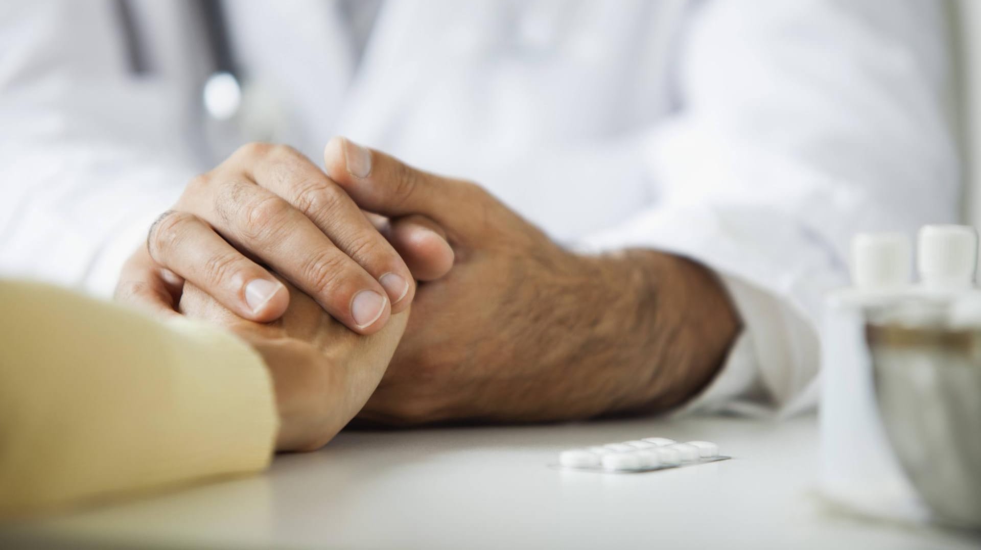 Arzt im Gespräch mit einem Patienten (Symbolbild): Ein Heilpraktiker aus Franken soll Krebspatienten getäuscht und um Millionen geprellt haben.