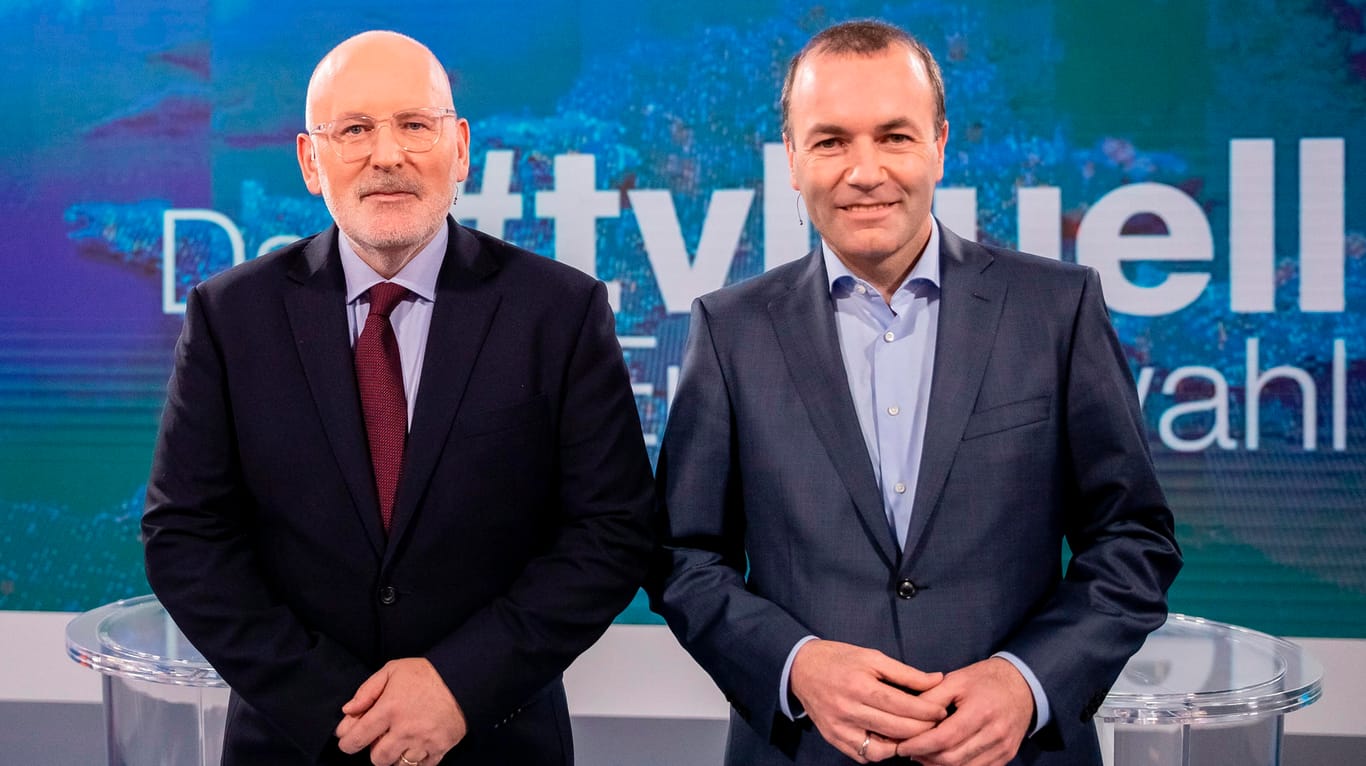 Berlin: Frans Timmermans (l), Spitzenkandidat der SPE für die Europawahl, und Manfred Weber (CSU), Spitzenkandidat der EVP für die Europawahl, stehen vor dem TV-Duell zur Europawahl im ZDF Hauptstadtstudio für ein Foto zusammen.